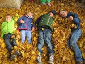 Kinder im Herbst